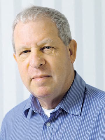גיורא איילנד (צילום: עמית שעל, החברה להגנת הטבע) האלוף (במיל') גיורא איילנד ונמל קצא"א במפרץ אילת