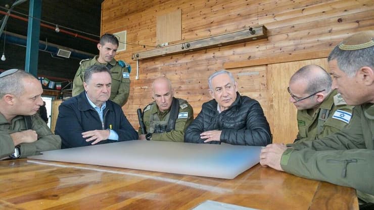 ראש הממשלה ושר הביטחון סמוך לגבול סוריה (צילום: קובי גדעון/ לע"מ) ראש הממשלה נתניהו סמוך לגבול סוריה