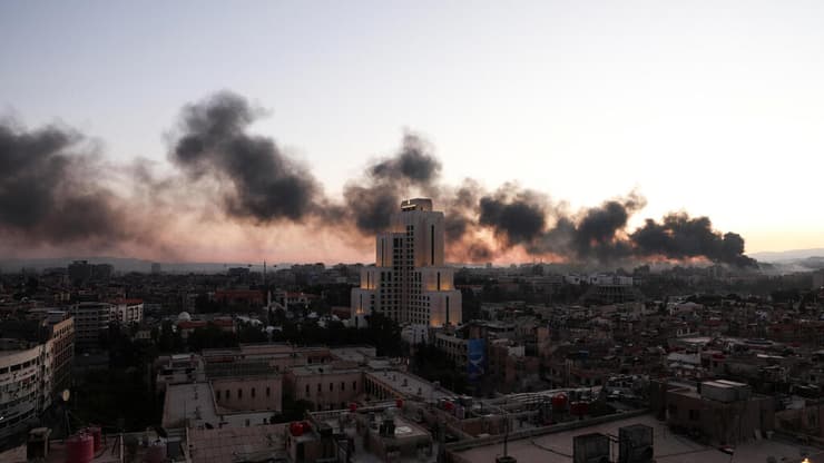 עשן בשמי דמשק (צילום: REUTERS/Amr Abdallah Dalsh) דמשק סוריה