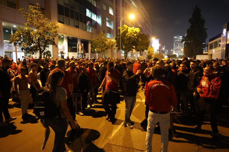 אוהדי הפועל ת"א מחוץ להיכל מנורה מבטחים לפני הדרבי התל אביבי (צילום: דנה קופל) אוהדי הפועל ת"א מחוץ להיכל מנורה מבטחים לפני הדרבי התל אביבי