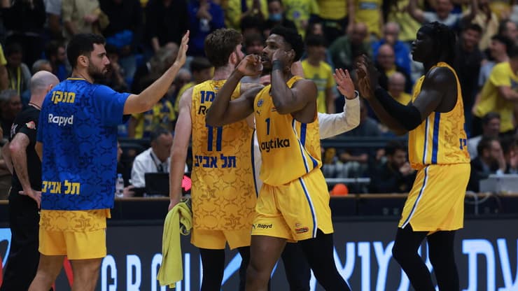 חגג על קבוצתו לשעבר. ג'יילן הורד עוקץ את אוהדי הפועל ת"א (צילום: טל שחר) שחקן מכבי ת"א ג'יילן הורד עוקץ את אוהדי הפועל ת"א