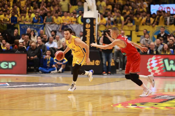 שחקן מכבי ת"א תמיר בלאט מול שחקן הפועל ת"א ים מדר