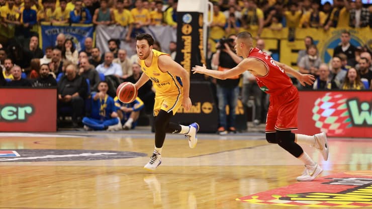 שחקן מכבי ת"א תמיר בלאט מול שחקן הפועל ת"א ים מדר