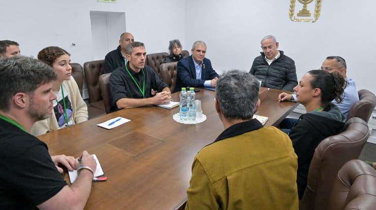 נתניהו למשפחות חטופים: נפילת אסד עשויה לקדם עסקה (צילום: דוברות רה"מ) ראש הממשלה בנימין נתניהו נפגש עם משפחות חטופים