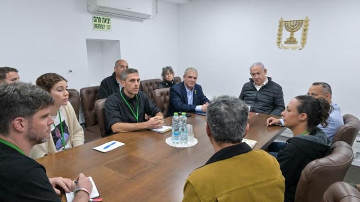 פגישת משפחות מהמטה להחזרת החטופים עם נתניהו, אתמול (צילום: דוברות רה"מ) ראש הממשלה בנימין נתניהו נפגש עם משפחות חטופים