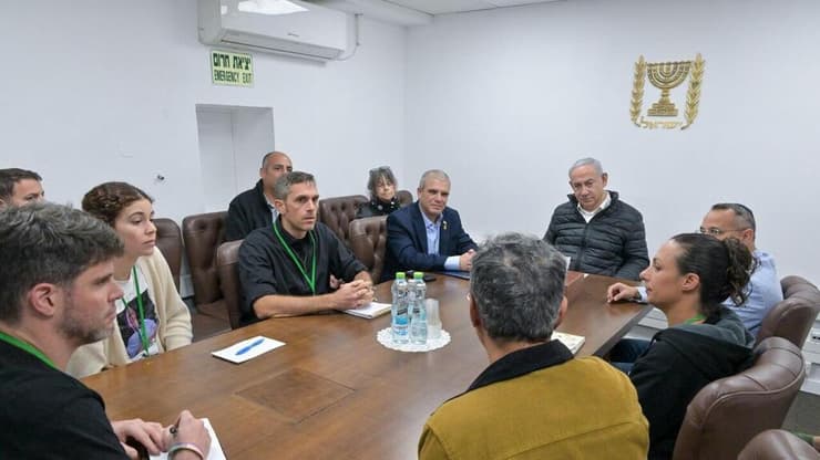 ראש הממשלה בנימין נתניהו נפגש עם משפחות חטופים
