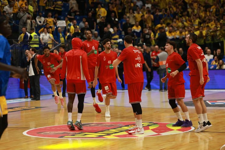 שחקני הפועל ת"א (צילום: טל שחר) שחקני הפועל ת"א