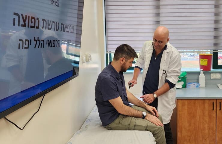 ד"ר אופיר זמירה עם גל ארזי. "טיפול אינדיבידואלי לכל אחד" (צילום: דוברות המרכז הרפואי הלל יפה) גל ארזי טרשת נפוצה