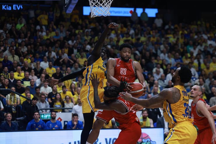 שחקן הפועל ת"א ברונו קאבוקלו מול שחקן מכבי ת"א ווניין גבריאל