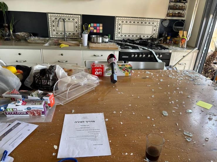 צילום: מאיר תורג'מן הדירה שנפגעה מכטב"ם ביבנה
