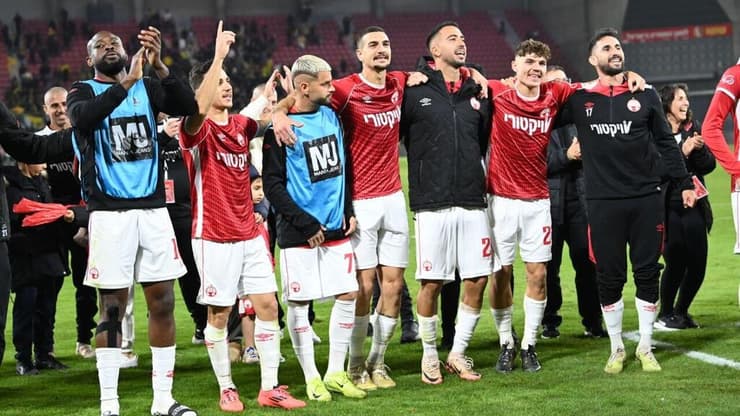 זה ייגמר באליפות? שחקני הפועל באר-שבע חוגגים (צילום: הרצל יוסף) שחקני הפועל באר-שבע חוגגים