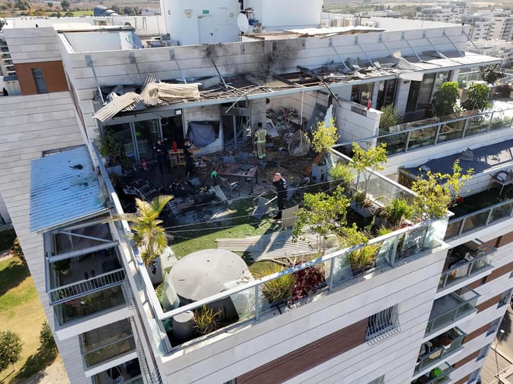 הנזק שנגרם למרפסת הדירה (צילום: REUTERS/Chen Kalifa Levi) הנזק במרפסת ביבנה