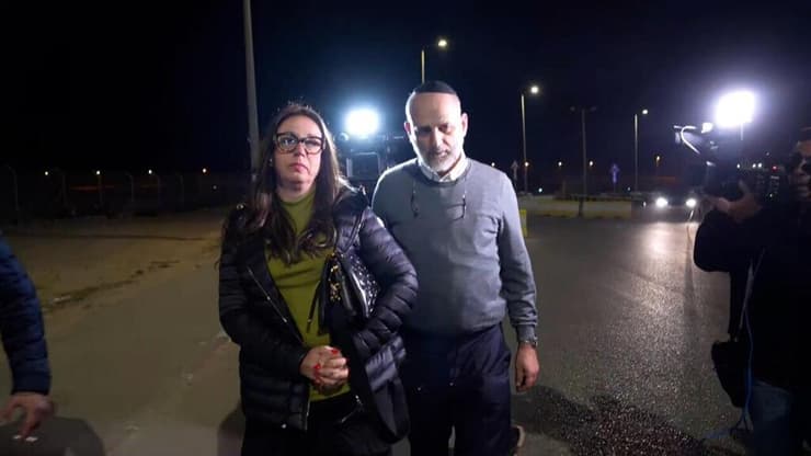 הוריו של אלי פלדשטיין נכנס לכלא אשל להוציאו למעצר בית