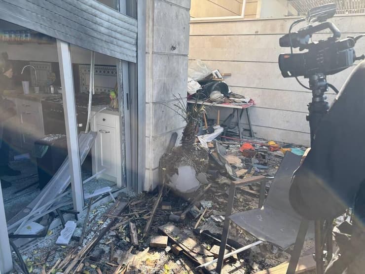 צילום: מאיר תורג'מן הדירה שנפגעה מכטב"ם ביבנה