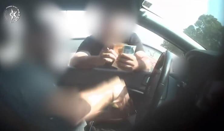 תיעוד מפעילות סוכן סמוי שהביא להפללתם ומעצרם של 25 חשודים בסחר והחזקת שסמים מסוכנים