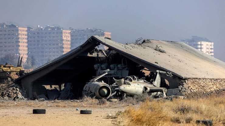 המטוסים הרוסיים בשדה התעופה אל-מזה בדמשק, אחרי תקיפות צה"ל בדצמבר. מערך ההגנה האווירית בסוריה הושמד, נתיב מרכזי לאיראן נפתח (צילום: Bakr ALKASEM / AFP) נזקי התקיפה בסוריה