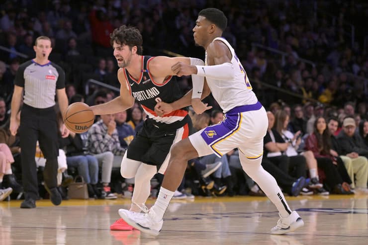 יאניס ולילארד ממתינים. אבדיה (צילום: Jayne Kamin-Oncea-Imagn Images) מפגש בין החברים לשעבר. האצ'ימורה שומר על אבדיה