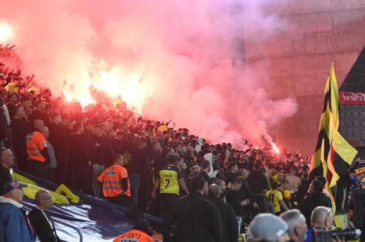 נשארו לעודד לאחר המשחק. אוהדי בית"ר ירושלים (צילום: הרצל יוסף) אוהדי בית"ר ירושלים