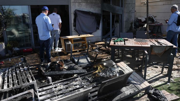 זירת הפגיעה ביבנה (צילום: AHMAD GHARABLI/AFP) זירת הפגיעה ביבנה