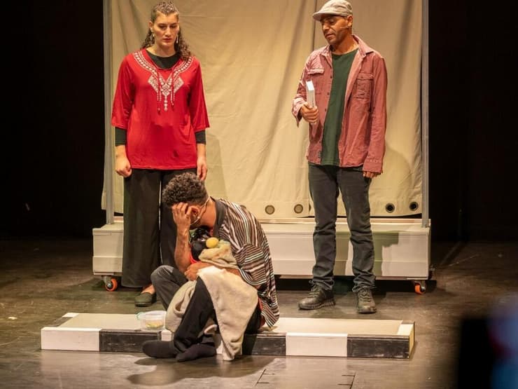 מתוך ההצגה "סיפור של בטיחות" 