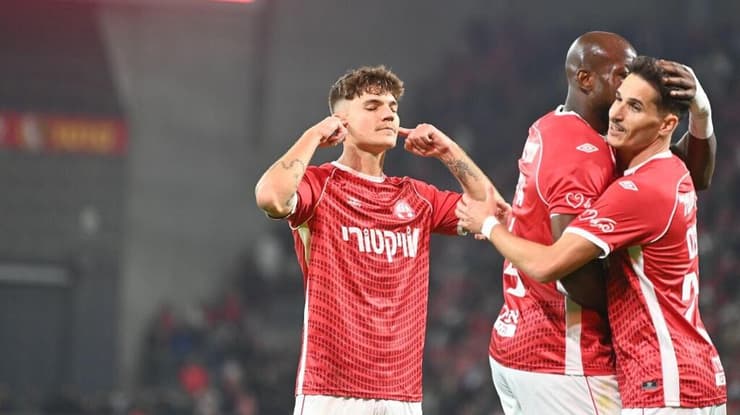 איזו פתיחה אדירה. סטויאנוב חוגג (צילום: הרצל יוסף) סטויאנוב חוגג