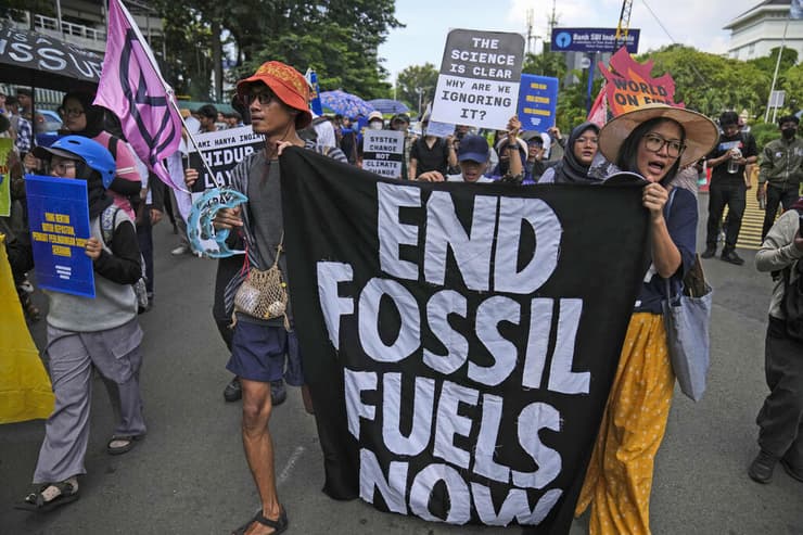 פעילי אקלים במחאה לבלימת פליטת גזי החממה בגלל תעשיית הדלקים המאובנים