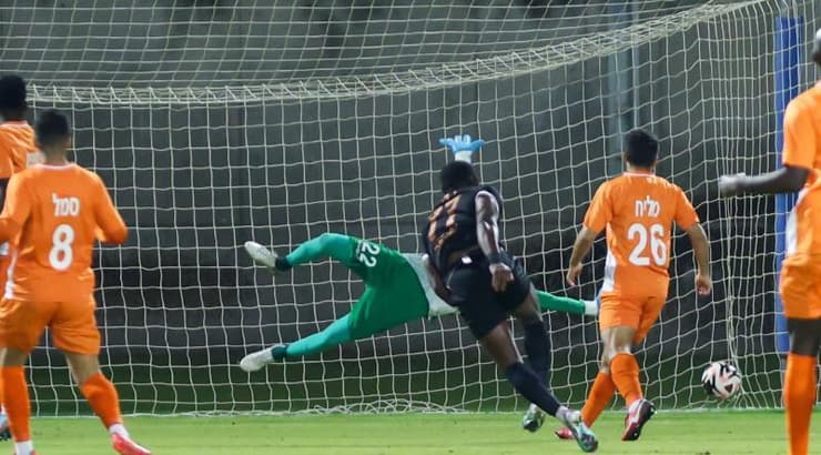 קליי כובש את השער הראשון