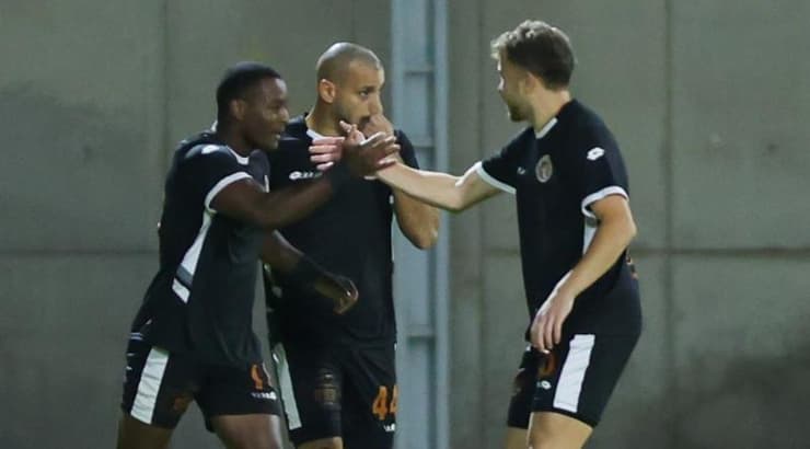 שחקני כפר שלם חוגגים