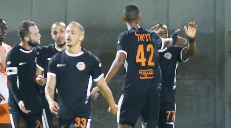 שחקני כפר שלם חוגגים