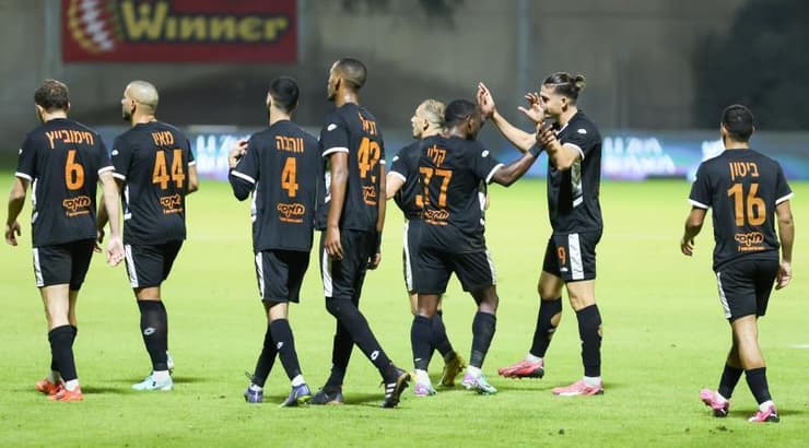 שחקני כפר שלם חוגגים