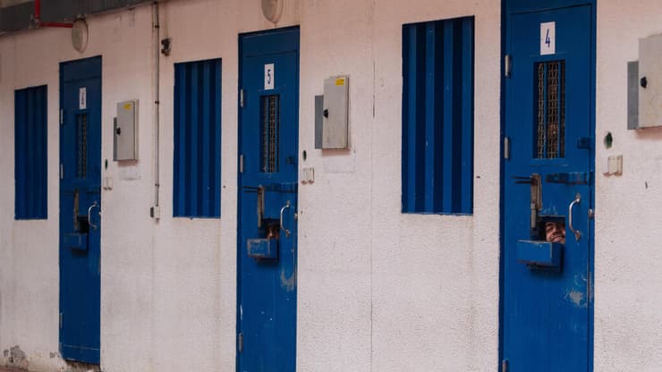 "לא נעשות שקילות אבל יש רופא זמין" (צילום: שלו שלום) כלא עופר