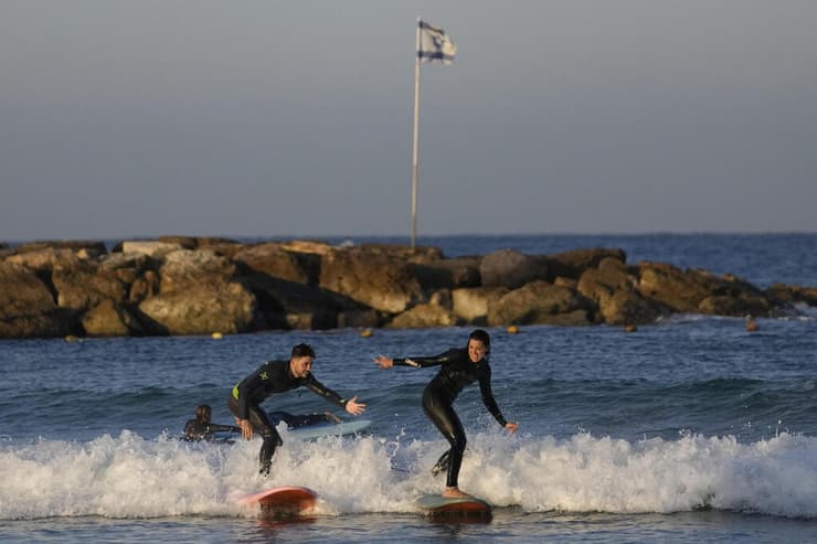 גולשים בחוף הים בתל אביב