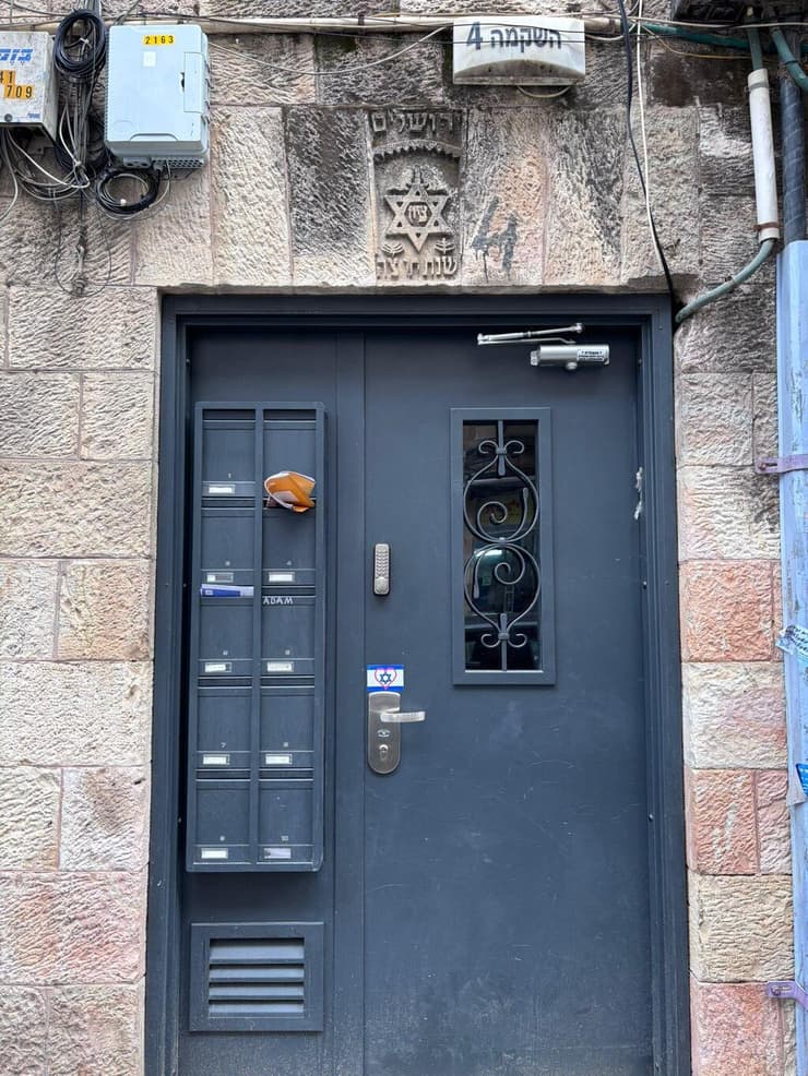 כניסה לבניין לשימור ברחוב השקמה 4 במחנה יהודה