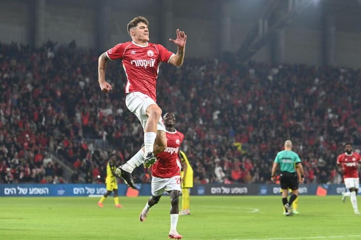 תצוגת תכלית. סטויאנוב חוגג (צילום: הרצל יוסף) סטויאנוב חוגג