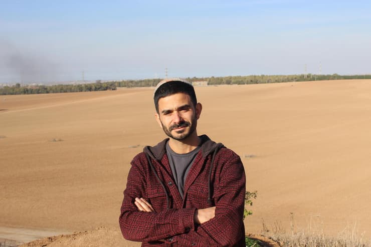 יצחק כהן בנקודת תצפית המשקיפה על רצועת עזה