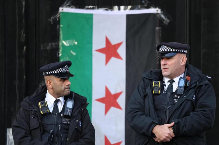 בריטניה שוטרים ליד שגרירות סוריה ב לונדון שעליה נתלה דגל האופוזיציה