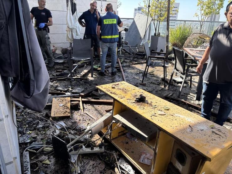 צילום: מאיר תורג'מן זירת פגיעת הכטב"ם ביבנה