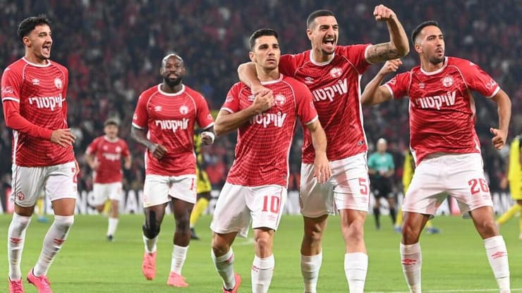 הדבר האמיתי. שחקני באר-שבע חוגגים עם ביטון (צילום: הרצל יוסף) אור בלוריאן חוגג עם דן ביטון הפועל באר-שבע