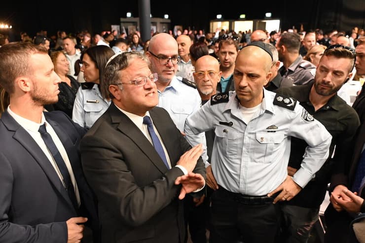 נציב שב"ס קובי יעקובי ואיתמר בן גביר בטקס זיכרון לחללי אסון הכרמל