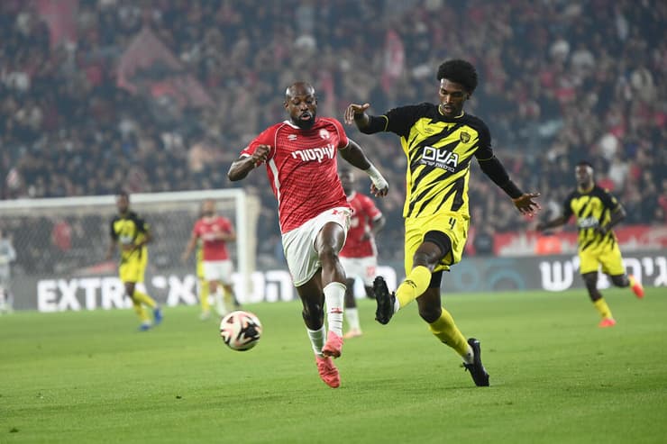 שחקן הפועל באר-שבע פול גריטה מול שחקן בית"ר ירושלים ז'אן מרסלן