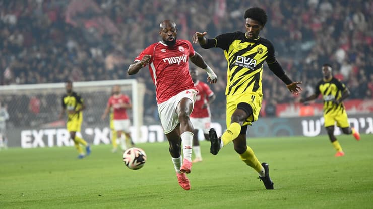 שחקן הפועל באר-שבע פול גריטה מול שחקן בית"ר ירושלים ז'אן מרסלן