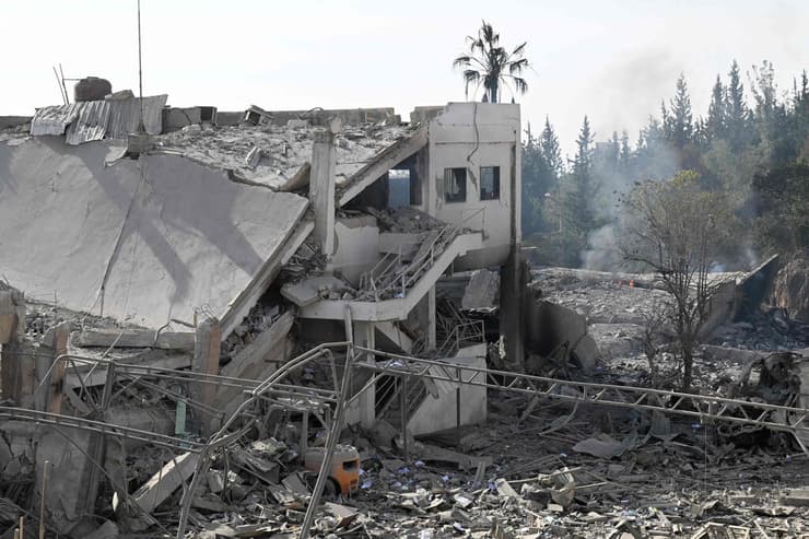 מרכז המחקר בדמשק שהושמד בתקיפה ישראלית (צילום: LOUAI BESHARA / AFP) מרכז המחקר בדמשק, שקשור לתוכנית הנשק הכימי של אסד, והושמד בתקיפה ישראלי