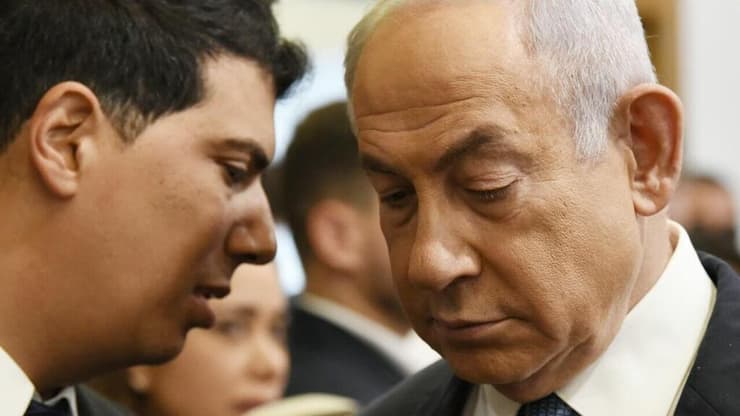 רה"מ בנימין נתניהו נכנס לאולם הדיונים על מנת לתת עדות תיקי אלפים