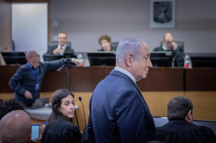 רה"מ בנימין נתניהו באולם הדיונים עלפני עדותו בתיקי אלפים