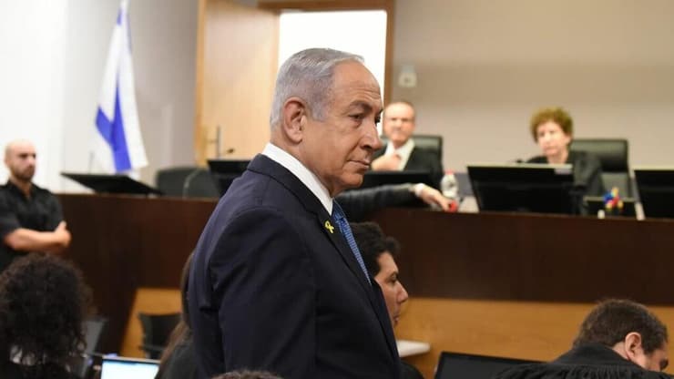 רה"מ בנימין נתניהו נכנס לאולם הדיונים על מנת לתת עדות תיקי אלפים