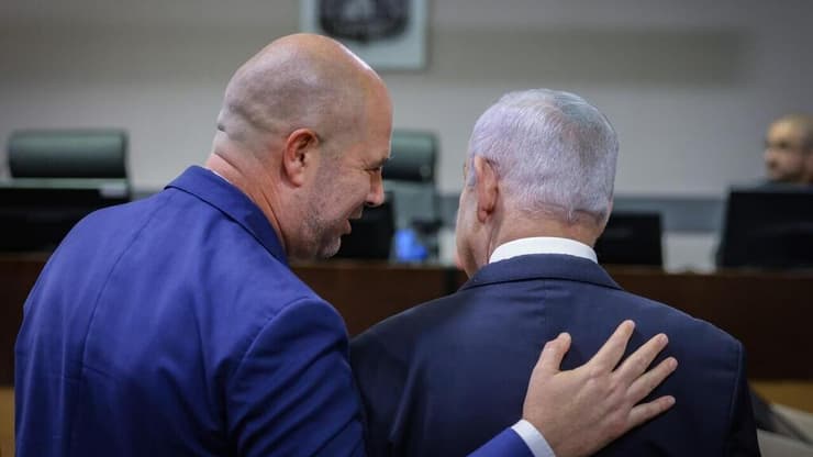 רה"מ בנימין נתניהו נכנס לאולם הדיונים על מנת לתת עדות תיקי אלפים