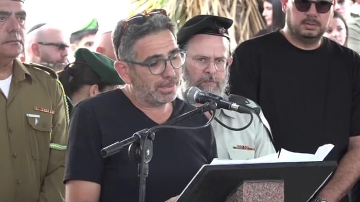 יוסי אבא של עידו ז'נו ז"ל בהלוויתו בבית העלמין יהוד מונסון