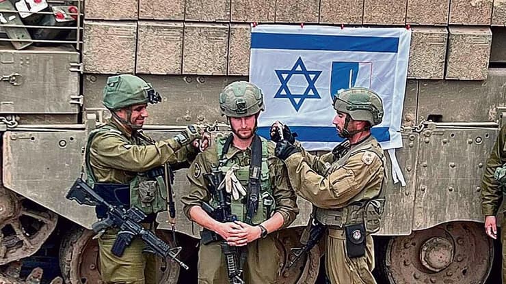 סא"ל רועי ממונה תוך כדי קרב בעזה למג"ד 53 של גולני, לאחר נפילת חברו סא"ל סלמאן חבקה ז"ל (צילום: דובר צה"ל) סא"ל רועי ממונה תוך כדי קרב בעזה למג"ד 53 של גולני, לאחר נפילת חברו סא"ל סלמאן חבקה ז"ל