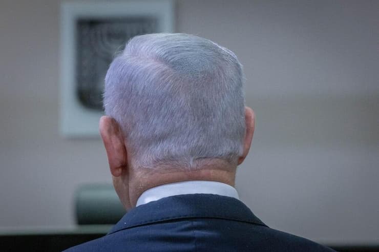 רה"מ בנימין נתניהו באולם הדיונים עלפני עדותו בתיקי אלפים