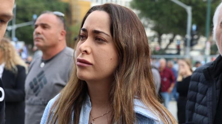 טענה ל"אילוצי לו"ז" - ולא הגיע לחקירה. השרה גולן (צילום: דנה קופל) הפגנת תמיכה מחוץ לבית המשפט